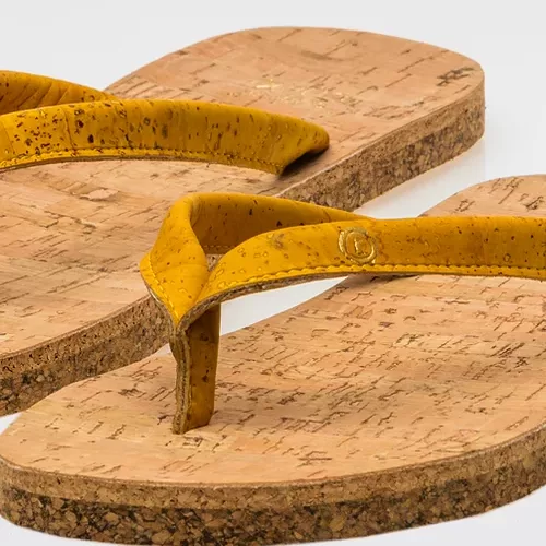 Os chinelos em cortiça bumblebees, da Original Cork, são “easy style” design, para usar na praia, campo ou cidade. Cor: bumblebees (amarelo).