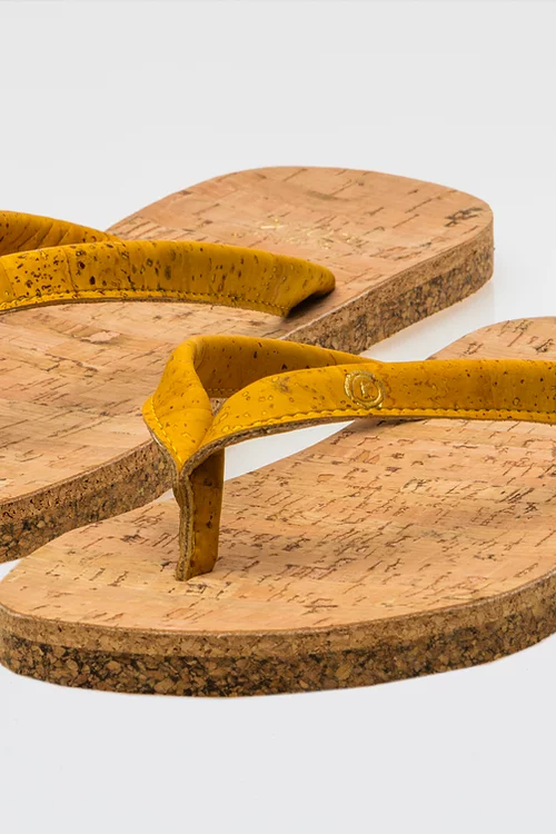Os chinelos em cortiça bumblebees, da Original Cork, são “easy style” design, para usar na praia, campo ou cidade. Cor: bumblebees (amarelo).