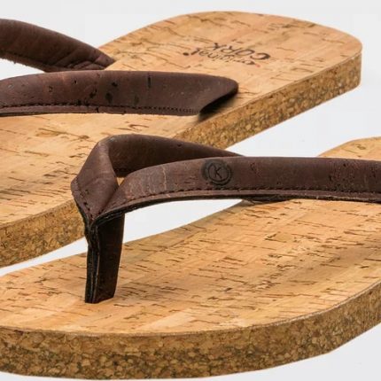 Os chinelos em cortiça old oak, da Original Cork, são “easy style” design, para usar na praia, campo ou cidade. Cor: old oak (castanho).