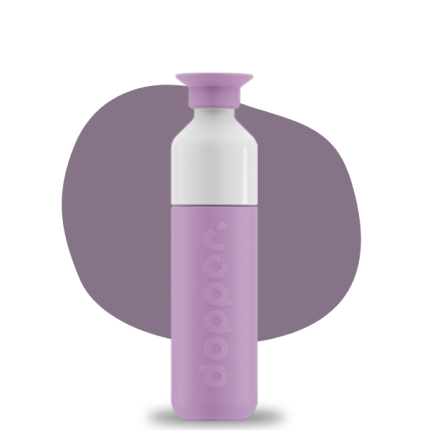 A garrafa térmica da Dopper, na cor Throwback Lilac, mantém a sua bebida quente por 9 horas ou fria por 24 horas. Garrafa em aço inoxidável.