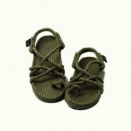 As sandálias de corda Toe Joe Olive são feitas com o reaproveitamento de cordas. Sandálias eco-sustentáveis ​​que ajudam a reduzir o impacto ambiental.