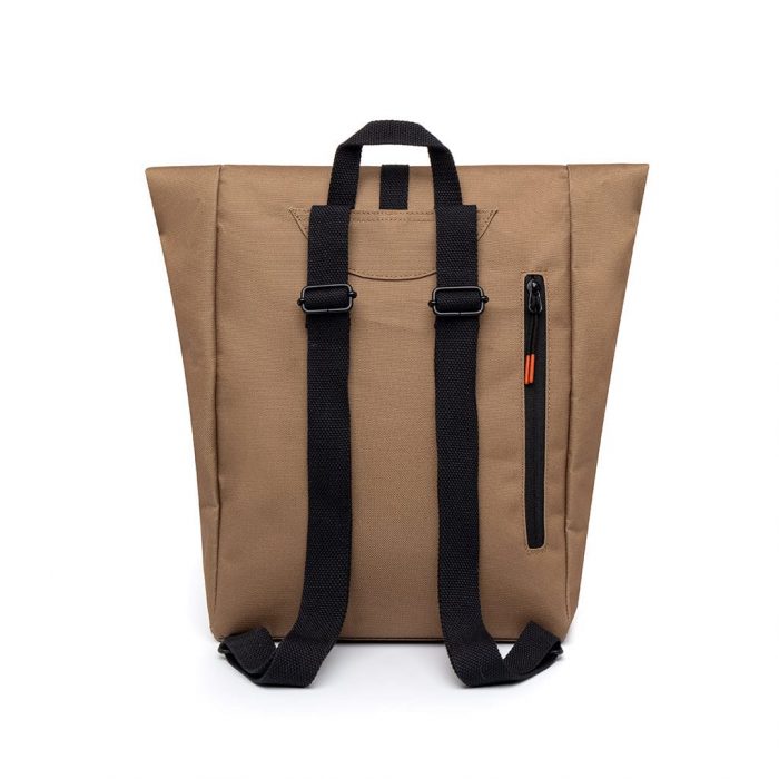 A mochila mini-roll oferece espaço suficiente para transportar todos os seus pertences ao viajar pela cidade.