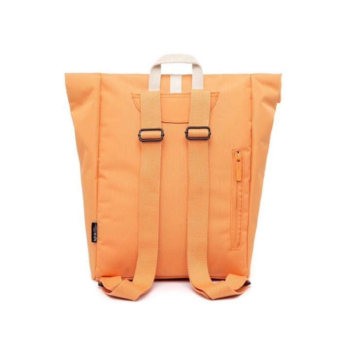 A mochila mini-roll oferece espaço suficiente para transportar todos os seus pertences ao viajar pela cidade.