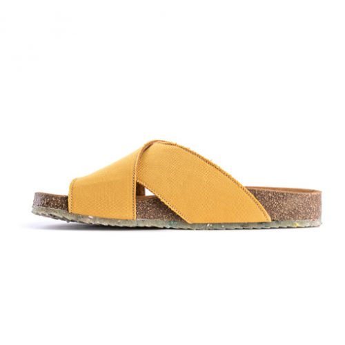 As sandálias Mustard Sun são feitas em algodão orgânico, sola de cortiça para um elevado conforto e borracha natural com o plástico recolhido.