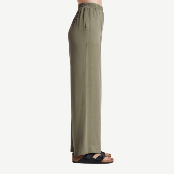 Calças largas estilo wide leg práticas, confortáveis e versáteis. Feitas com materiais ecológicos como tencel e viscose de bambu.