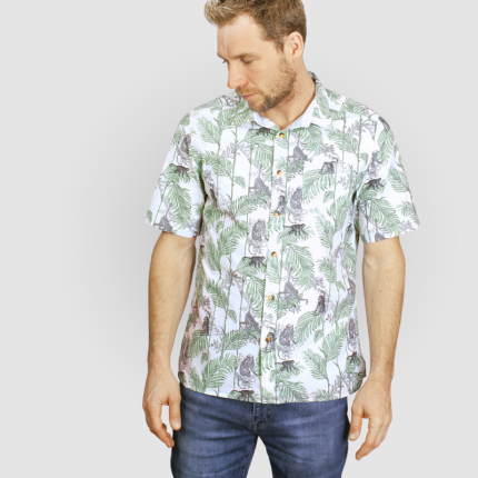 A camisa Marcel de manga curta feita em algodão orgânico. Camisa com padrão de folhas e macacos que poderá usar no seu dia-a-dia!