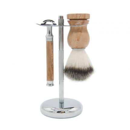 O kit para barbear da BANBU combina a sensação de um clássico de barbear com uma estética renovada! O kit inclui: pincel e máquina de barbear.