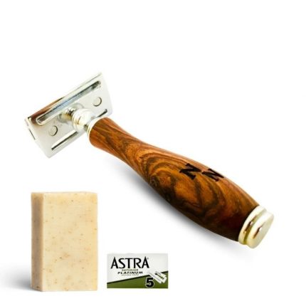 Kit de máquina para barbear/depilar tradicional feita em inox com punho de madeira proveniente de plantações sustentáveis. Inclui pack 5 lâminas de inox.