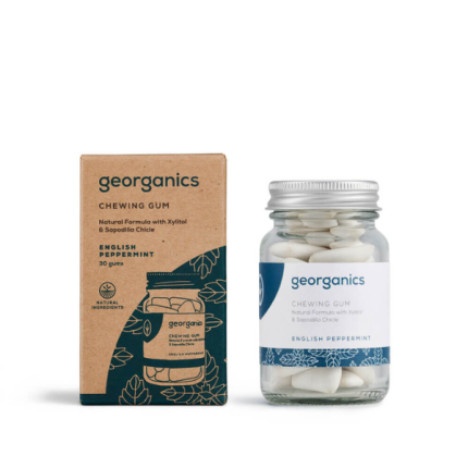 As pastilhas elásticas da Georganics são feitas com goma natural e, posteriormente aromatizadas com hortelã e xilitol para uma sensação refrescante na boca.
