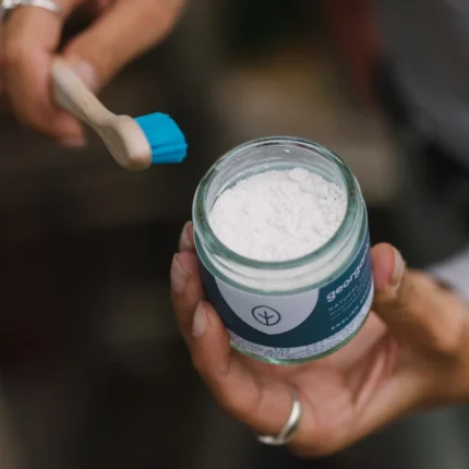 Pó dentífrico Georganics de hortelã-pimenta sem flúor