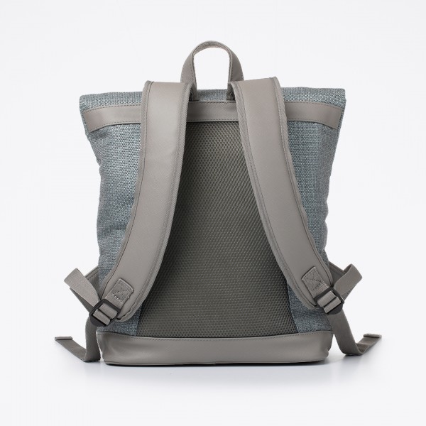 Funcional e com um lindo design citadino, a mochila leonardo é feita de materiais cruelty-free. Forro com garrafas de plástico recicladas