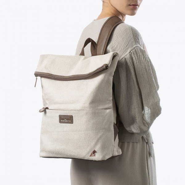 Funcional e com um lindo design citadino, a mochila leonardo é feita de materiais cruelty-free. Forro com garrafas de plástico recicladas