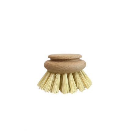Recarga para escova para lavar a loiça com cerdas duras de fibras vegetais naturais e com cabo e cabeça de madeira.