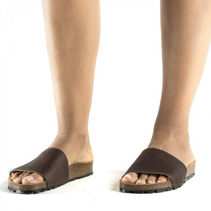 O modelo BAY CORK são sandálias unissexo em cortiça, um material natural e sustentável. Feito à mão em Portugal.