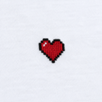 Detalhe T-shirt Pixel Heart Organic Monkey em algodão orgânico