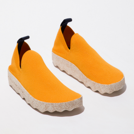 Os ténis CARE Orange são sapatos amigos do ambiente feitos de cortiça, borracha natural e grãos de café. Produzidos em Portugal.