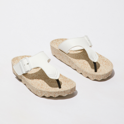 Sandálias fuse, em white (branco), feitas a partir de fibra de milho, com sola em cortiça e borracha natural. São sandálias versáteis e sustentáveis!