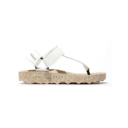 Sandálias fizz, em branco, feitas a partir de fibra de milho, com sola em cortiça e borracha natural. São sandálias versáteis e sustentáveis!