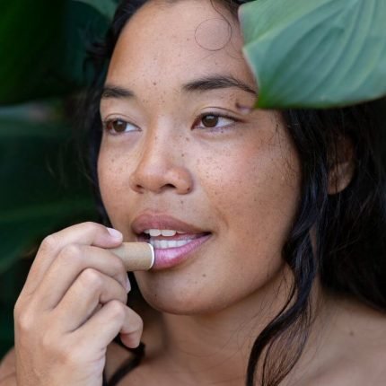 Bálsamo labial com SPF15 feito à base de ingredientes naturais. Resistente à água, vegano e biológico. Produzido em Itália.