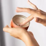 Protetor Solar Mineral SPF30 Sol de Ibiza em embalagem de alumínio reutilizável