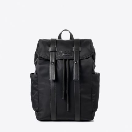 A mochila orlando oferece uma estética elegante e minimalista toda em preto com atenção aos detalhes e funcionalidade.