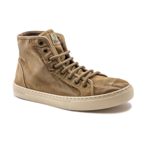 Este modelo high sneaker old ginger, em cor beige, foi fabricado em Espanha e com materiais ecológicos que respeitam o meio ambiente.