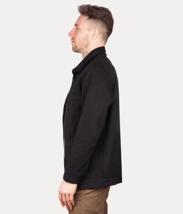 O casaco Ezra em algodão orgânico é confecionado numa malha de sarja durável. Com corte regular, bolsos frontais e colarinho simples.