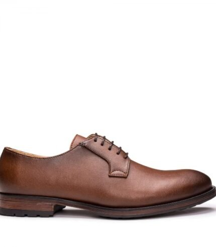 Mikel Brown é uma sapato vegano estilo Blucher, feito em couro vegan. Cuidadosamente fabricado em Portugal.