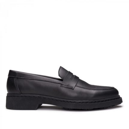 Sebas Black é uma sapato mocassim estilo Penny Loafer, feito em couro vegan. Cuidadosamente fabricado em Portugal.
