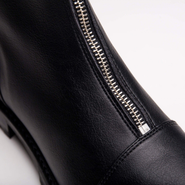 As Tecla Micro são umas botas de cano baixo em formato cap-toe, feitas em couro vegan. Cuidadosamente fabricado em Portugal.