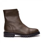 As Tecla Micro são umas botas de cano baixo em formato cap-toe, feitas em couro vegan. Cuidadosamente fabricado em Portugal.