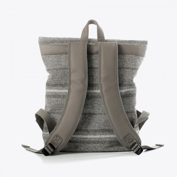 Funcional e com um lindo design citadino, a mochila leonardo é feita de materiais cruelty-free. Forro com garrafas de plástico recicladas.