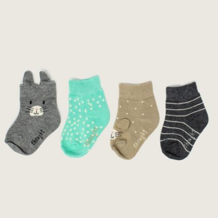 Esta gift box contém quatro adoráveis pares de meias em bambu algodão orgânico para bebés até aos 2 anos. 4 padrões diferentes.