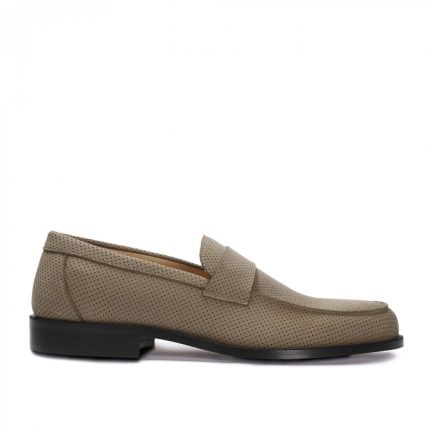 Os COLEN BEIGE são sapatos mocassim de estilo loafer com uma tira central, feitos de nobuk vegan de alta qualidade.