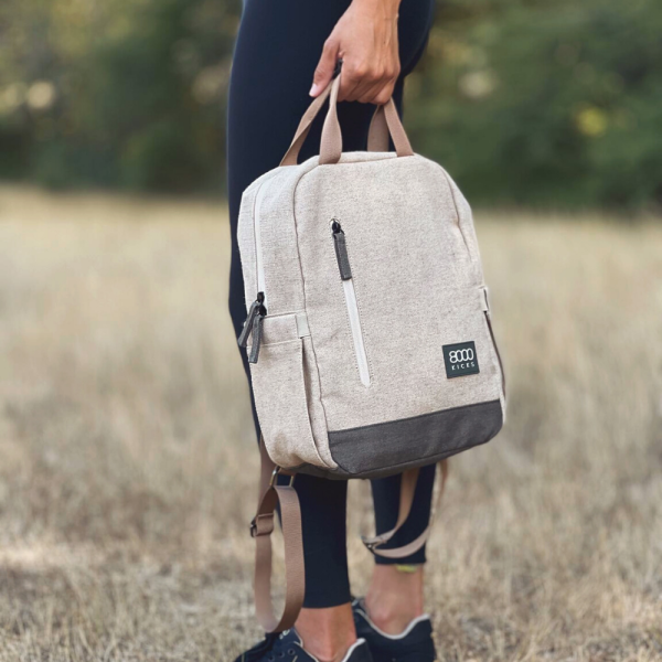 A mochila pequena em cânhamo da 8000Kicks é discreta, minimalista e prática o que a torna perfeita para o seu dia a dia! Composição: 100% cânhamo.