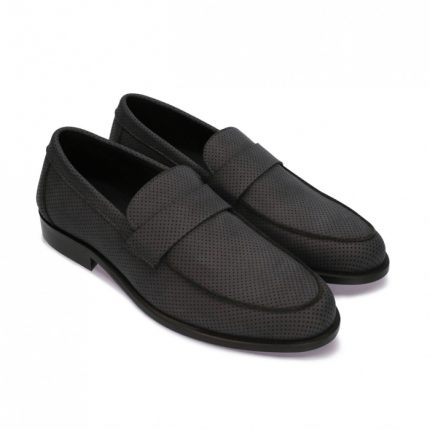 Os COLEN GREY são sapatos mocassim de estilo loafer com uma tira central, feitos de nobuk vegan de alta qualidade.