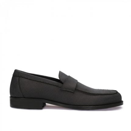 Os COLEN GREY são sapatos mocassim de estilo loafer com uma tira central, feitos de nobuk vegan de alta qualidade.