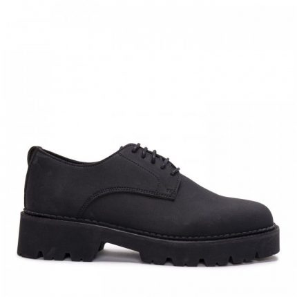 Os HELEN BLACK são sapatos derby casual de frente lisa feitos com nobuk vegan de alta qualidade. Feito à mão em Portugal.