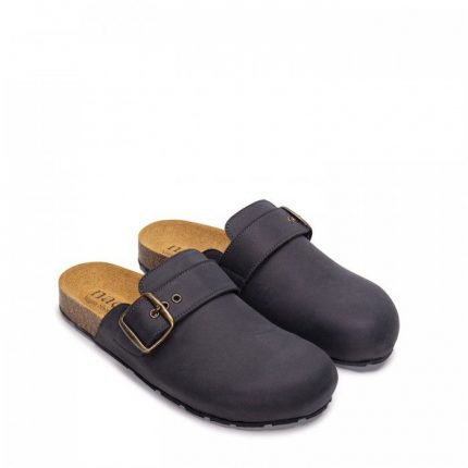 O modelo VASIL BLACK são sandálias unissexo, estilo mule, em nobuk (couro vegan). Feito à mão em Portugal em condições justas de trabalho.
