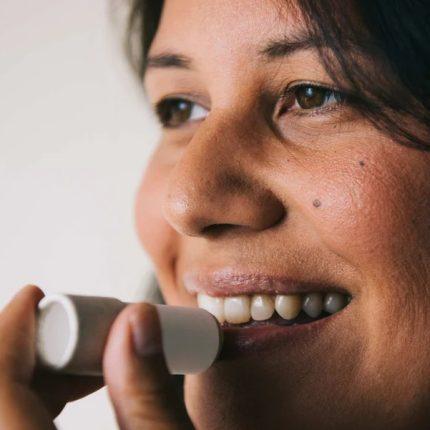O bálsamo labial biológico, da 4 People Who Care, cuida e hidrata os  lábios com uma boa dose de manteiga de karité, óleo de amêndoa e aloé vera.