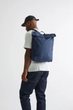Mochila Lefrik Roll Backpack feita em poliéster reciclado com fecho roll top, bolso para portátil e bolsos laterais.