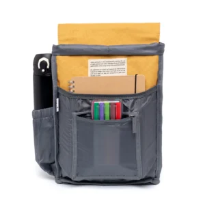 Mochila Lefrik Mini Scout feita com poliéster reciclado a partir de garrafas PET, modelo compacto para uso diário.