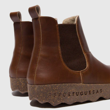 As Botas Chelsea Caia em castanho são a grande novidade da marca AS PORTUGUESAS para a coleção de Outono/Inverno. Produzidas em Portugal.