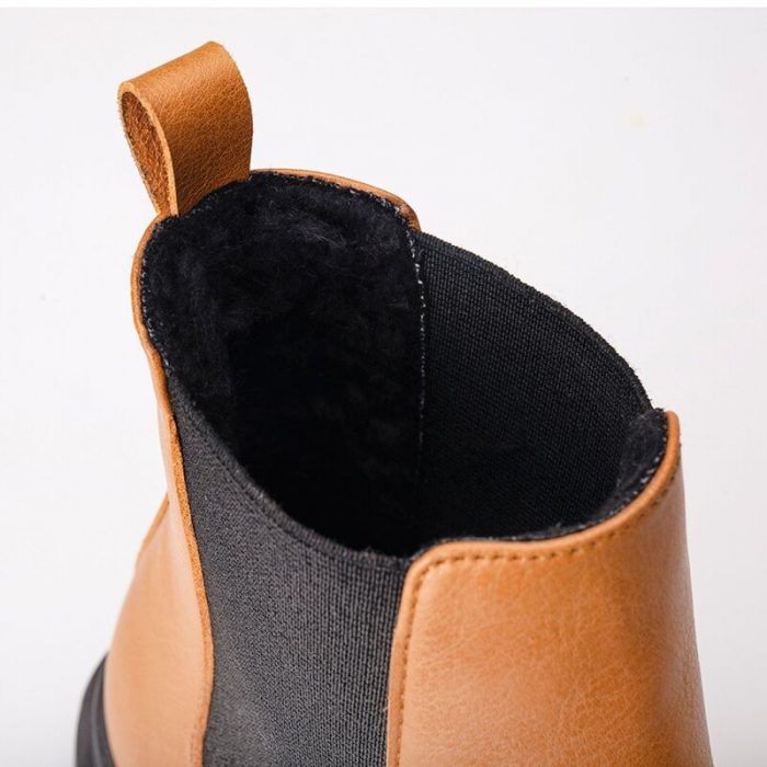 As botas DUDA CAMEL são feitos em microfibra um material sustentável, resistente à água, durável e sem crueldade animal. Feito à mão em Portugal.