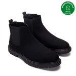 Os botins FABER BLACK são feitos em microsuede um material sustentável, resistente à água, durável e sem crueldade animal. Feito à mão em Portugal.