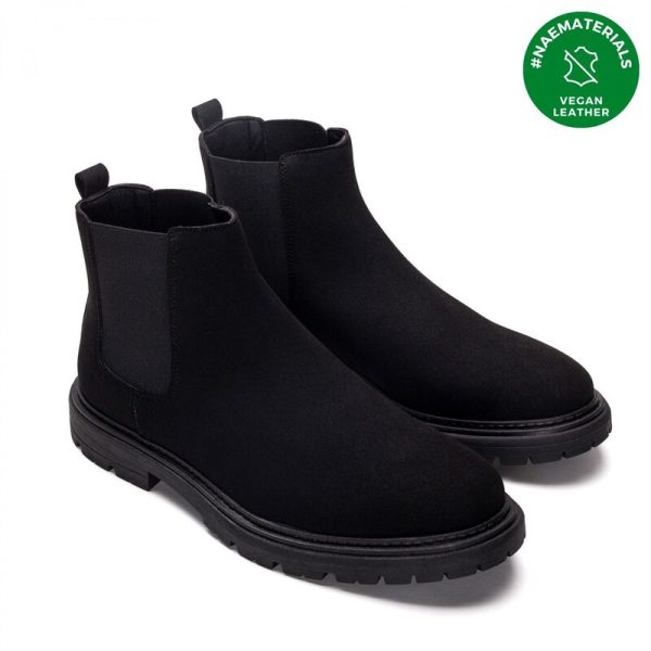 Os botins FABER BLACK são feitos em microsuede um material sustentável, resistente à água, durável e sem crueldade animal. Feito à mão em Portugal.