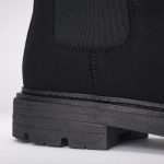 Os botins FABER BLACK são feitos em microsuede um material sustentável, resistente à água, durável e sem crueldade animal. Feito à mão em Portugal.