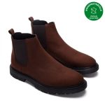 Os botins FABER BROWN são feitos em microsuede um material sustentável, resistente à água, durável e sem crueldade animal. Feito à mão em Portugal.