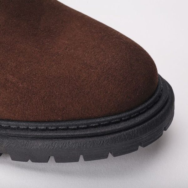 Os botins FABER BROWN são feitos em microsuede um material sustentável, resistente à água, durável e sem crueldade animal. Feito à mão em Portugal.