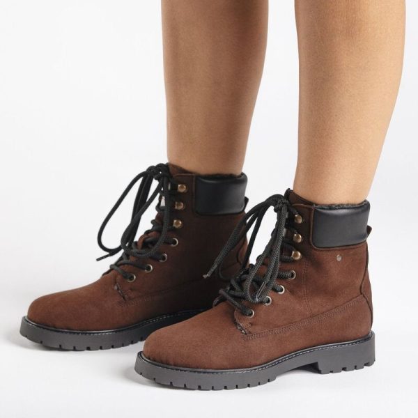 As botas de montanha GADEA BROWN são feitos em microsuede um material sustentável, resistente à água, durável e sem crueldade animal.